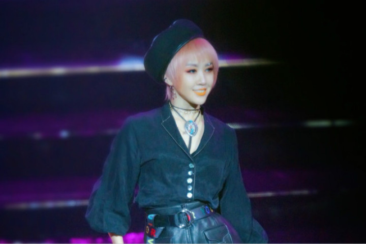 当她因神曲被全网diss时，大家都忘了20年前她牛逼的样子…