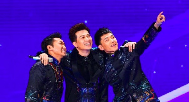 春晚版《夜空中最亮的星》唱出了大型婚庆现场的感觉…