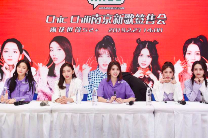签售会现场多名粉丝向女团下跪：这哪是追星，简直就是朝拜