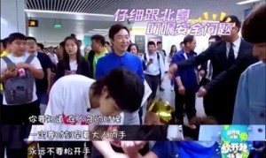 舞台上那么霸气的花花，遇上小朋友反差居然这么大！