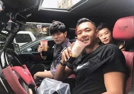 一天喝八杯奶茶还这么瘦,她究竟是什么神仙体质!