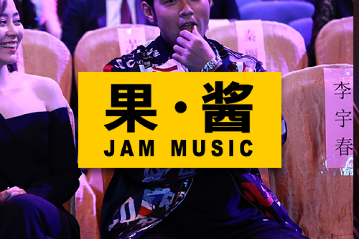 周杰伦看着蔡徐坤去领奖？这个巨星云集的“金曲奖”有点迷啊...