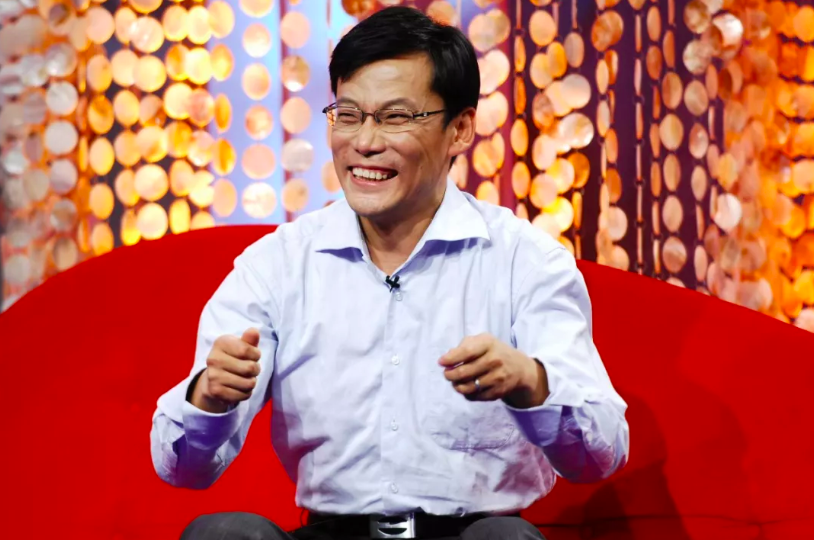 李国庆向左，罗永浩向右