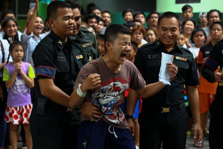 泰国每年都要靠抽签让国民服兵役，连人妖也不放过...
