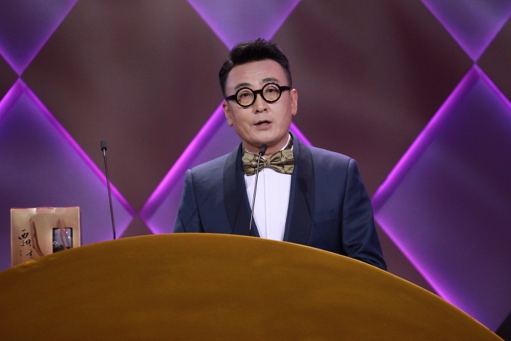 他是国内最好的脱口秀主持人，整天揣着明白装糊涂