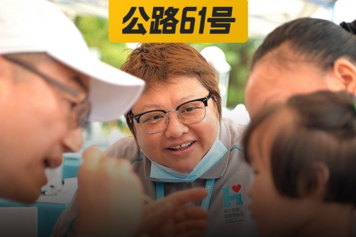 韩红因病暴瘦后首亮相，为了慈善累到住院令人心疼…