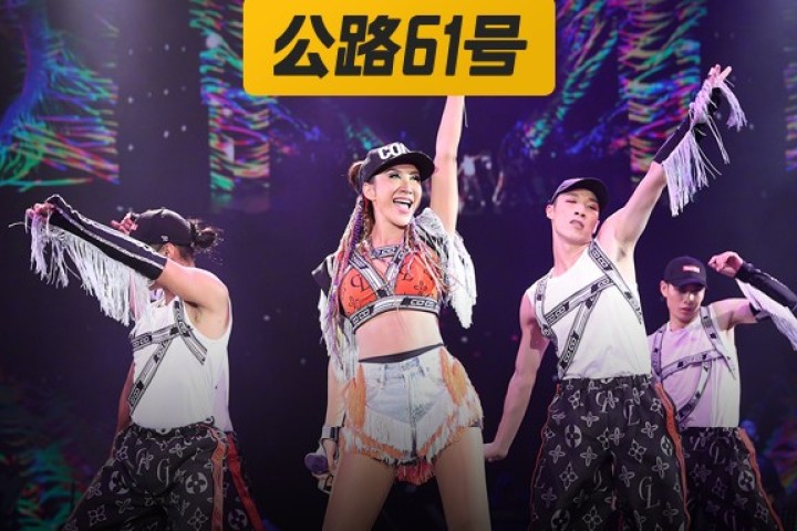 火辣身材引1.5亿网友围观，这位45岁的天后开挂了吧​！