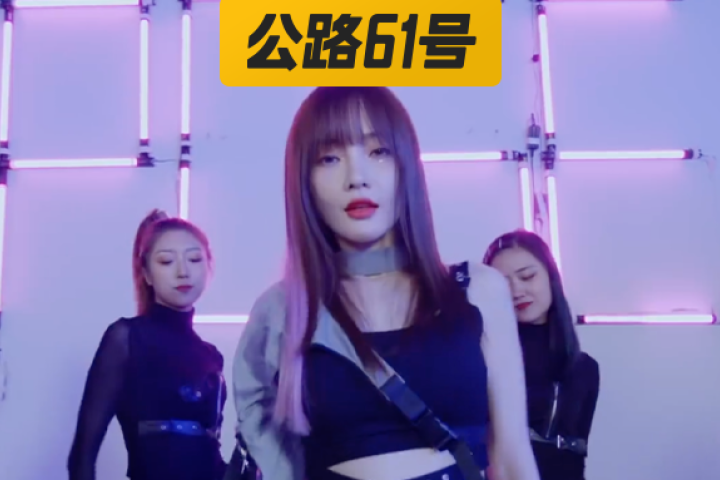 李小璐发嘻哈单曲复出，网友：她还是向PG ONE看齐了…