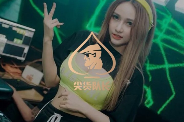 越南F杯DJ在观众席意外走红，身旁球迷都无心看球了…