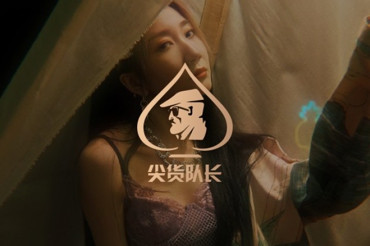 乃万盗摄红色电影还搔首弄姿摆拍，网友：非蠢既坏！