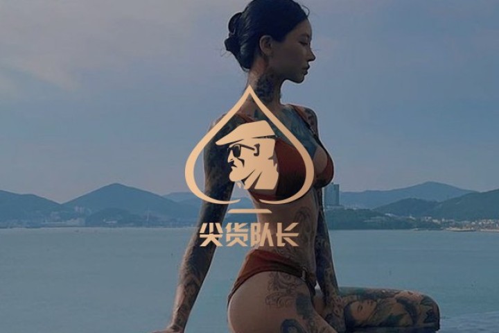 韩国美女纹身师，胸前刺青直呼狂野…