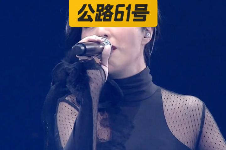 演出现场哭到哽咽，她的歌总在深夜刷屏