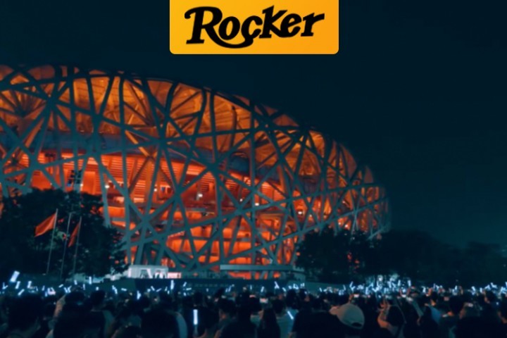 不肯向黄牛低头的五月天乐迷，在鸟巢外开起万人演唱会