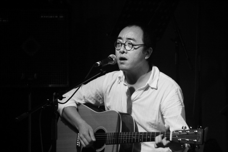 这个时代里，很多人拿民谣的幌子骗钱，但zon有些人永远不会