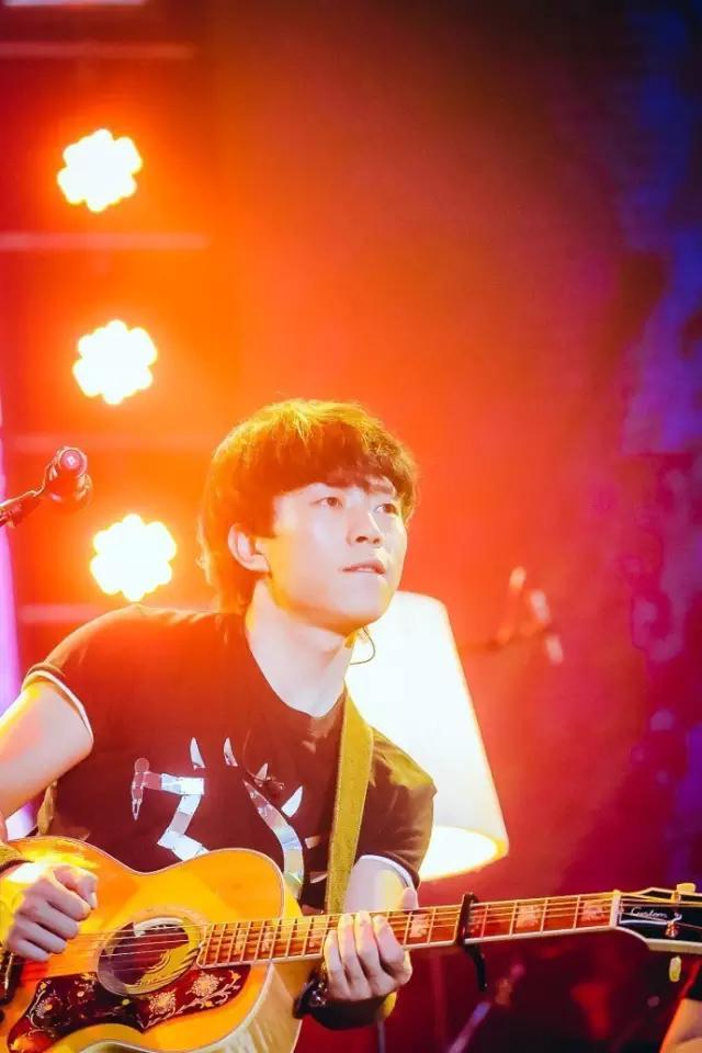 《南方姑娘》万人大合唱，歌迷冒雨哭着唱完，赵雷都忍不住心疼…