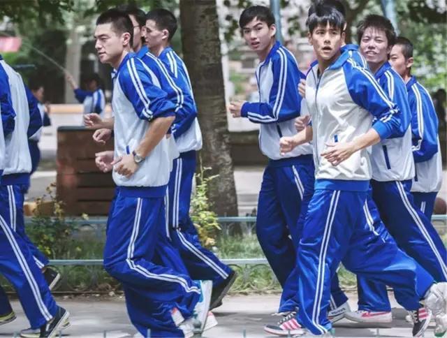 原来我们每个人在7岁的时候就已经把潮牌穿上身了…