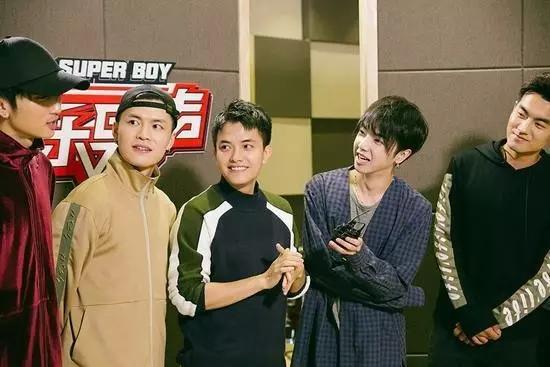 在最新出炉的快男主题曲里,华晨宇用rap怼了一把娱乐圈
