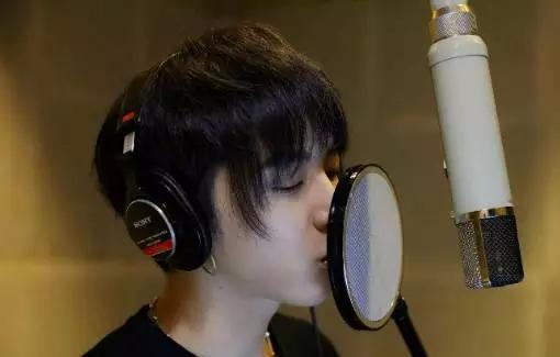 在最新出炉的快男主题曲里,华晨宇用rap怼了一把娱乐圈
