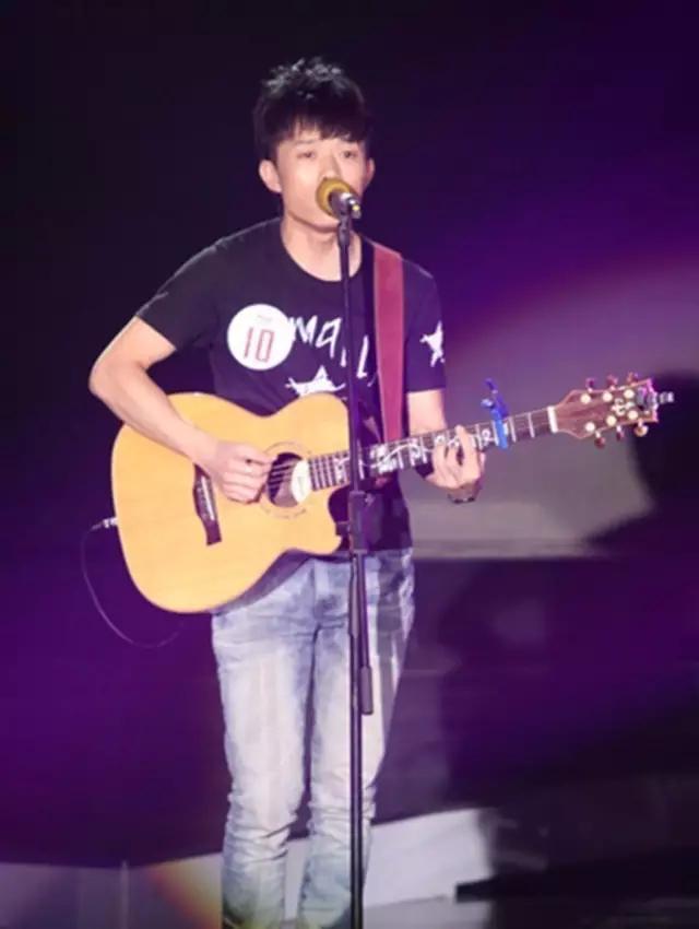 在最新出炉的快男主题曲里,华晨宇用rap怼了一把娱乐圈