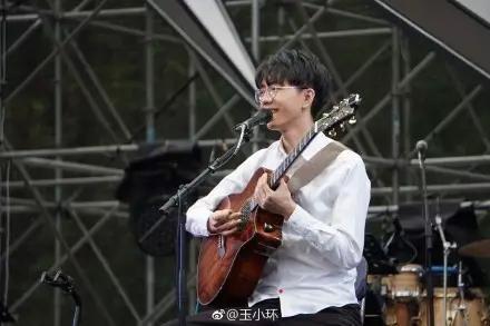音乐节现场陈鸿宇机智回应粉丝“求婚”,新晋雨神永远一如年少模样