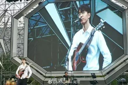 音乐节现场陈鸿宇机智回应粉丝“求婚”,新晋雨神永远一如年少模样