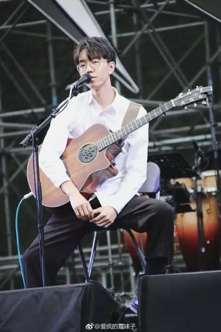 音乐节现场陈鸿宇机智回应粉丝“求婚”,新晋雨神永远一如年少模样