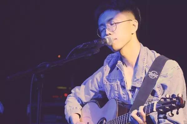 音乐节现场陈鸿宇机智回应粉丝“求婚”,新晋雨神永远一如年少模样