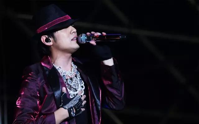 面对演唱会保安打人,26年前的黄家驹给周杰伦狠狠上了一课!