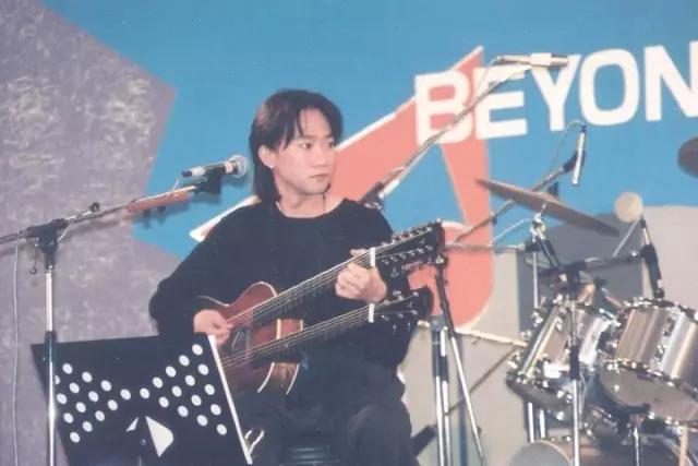 面对演唱会保安打人,26年前的黄家驹给周杰伦狠狠上了一课!