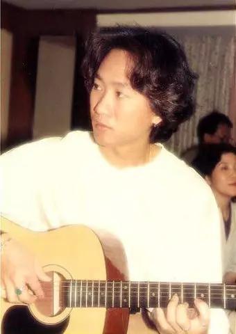 面对演唱会保安打人,26年前的黄家驹给周杰伦狠狠上了一课!