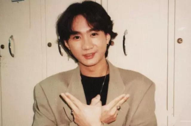 面对演唱会保安打人,26年前的黄家驹给周杰伦狠狠上了一课!