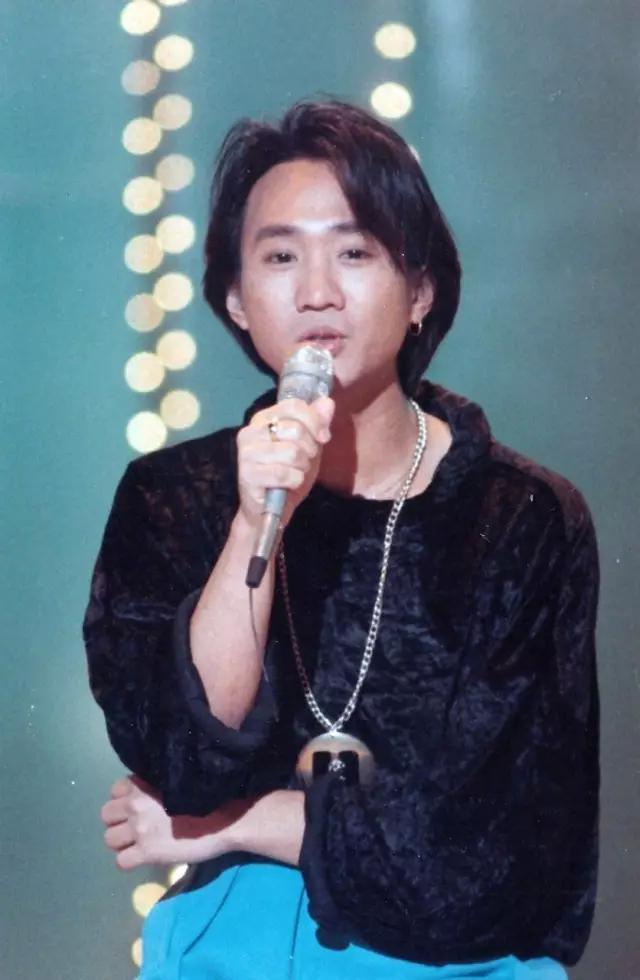 面对演唱会保安打人,26年前的黄家驹给周杰伦狠狠上了一课!