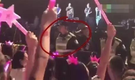 面对演唱会保安打人,26年前的黄家驹给周杰伦狠狠上了一课!