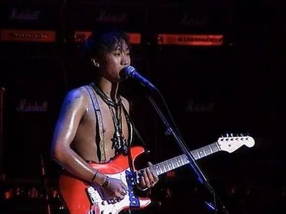 面对演唱会保安打人,26年前的黄家驹给周杰伦狠狠上了一课!