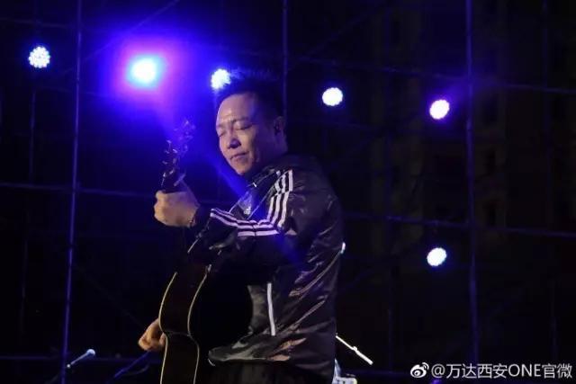 许巍回西安演出引万人合唱，一首《故乡》听得人热泪盈眶…