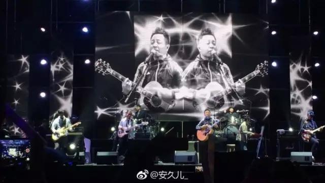 许巍回西安演出引万人合唱,一首《故乡》听得人热泪盈眶…