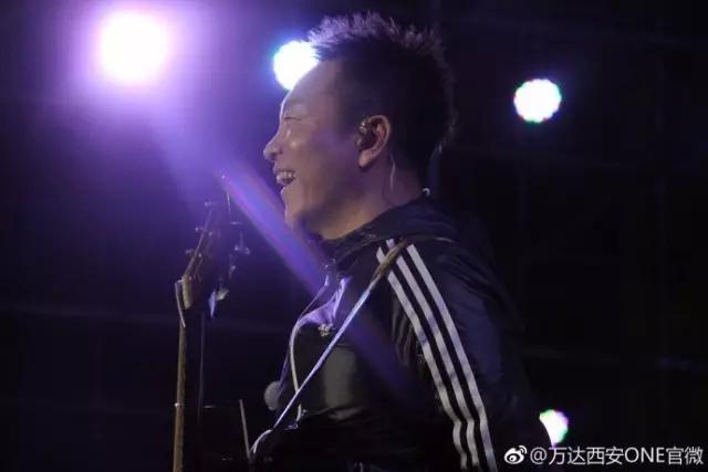 许巍回西安演出引万人合唱,一首《故乡》听得人热泪盈眶…
