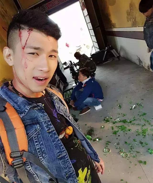 成为快手一哥的绝技不是喊麦,而是乡村男孩莫名的尬舞