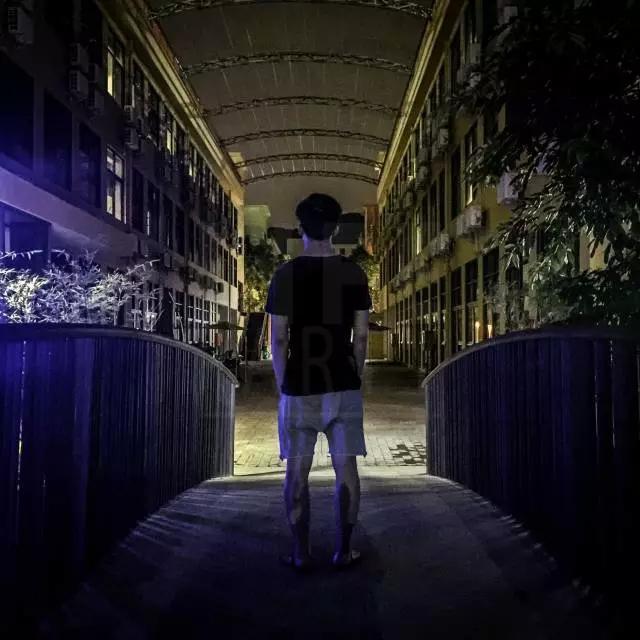 想要在夜跑中变成发光的闪电侠,你得先喷上这款反光喷