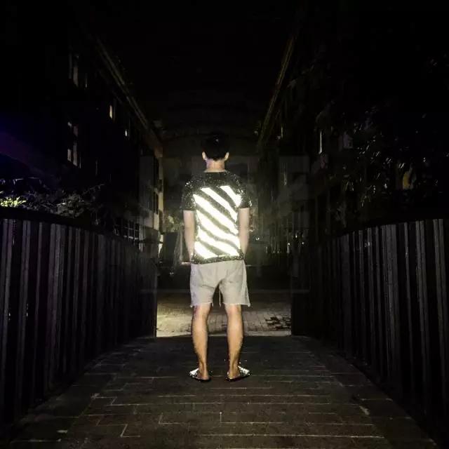 想要在夜跑中变成发光的闪电侠,你得先喷上这款反光喷