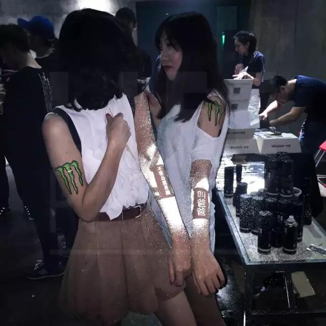 想要在夜跑中变成发光的闪电侠,你得先喷上这款反光喷