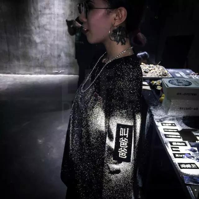 想要在夜跑中变成发光的闪电侠,你得先喷上这款反光喷
