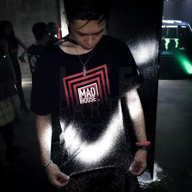 想要在夜跑中变成发光的闪电侠,你得先喷上这款反光喷
