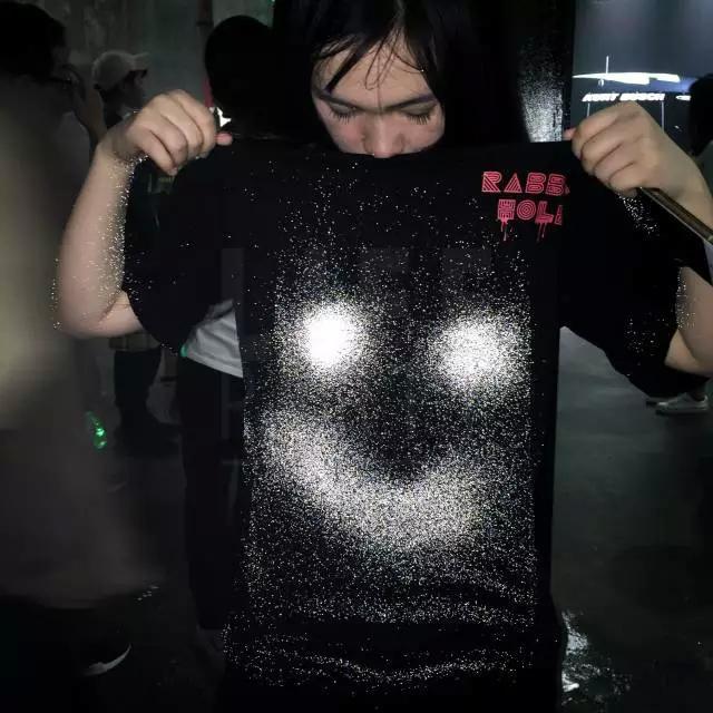 想要在夜跑中变成发光的闪电侠,你得先喷上这款反光喷