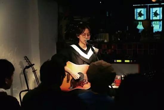 “小清新教母”陈绮贞,用少女般的声音填满我们的青春