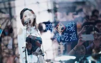 陈粒音乐节上频频出错,却依然能用一万种方式迷倒你