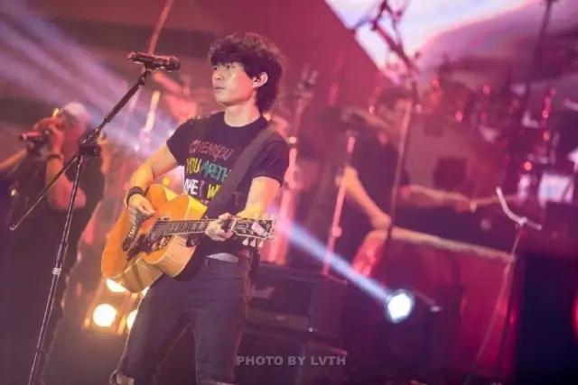 父亲节赵雷亮相成都,登台音乐节为歌迷送上暖心祝福