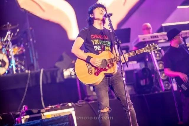 父亲节赵雷亮相成都,登台音乐节为歌迷送上暖心祝福