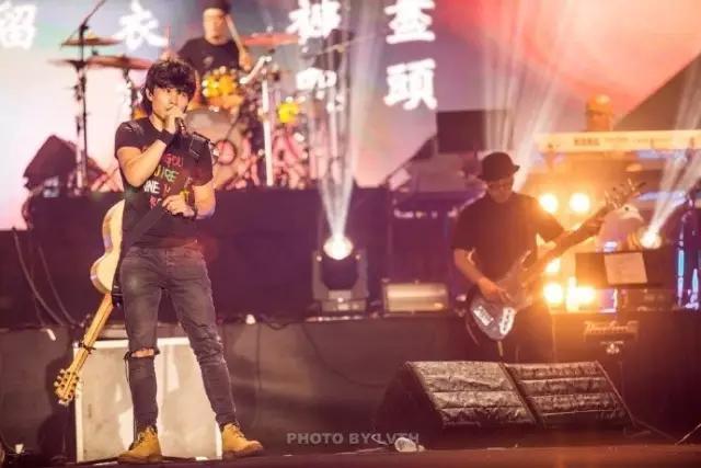 父亲节赵雷亮相成都,登台音乐节为歌迷送上暖心祝福