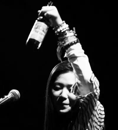 这个抽着烟拿着酒上台的女子,却把歌唱到了我们心里